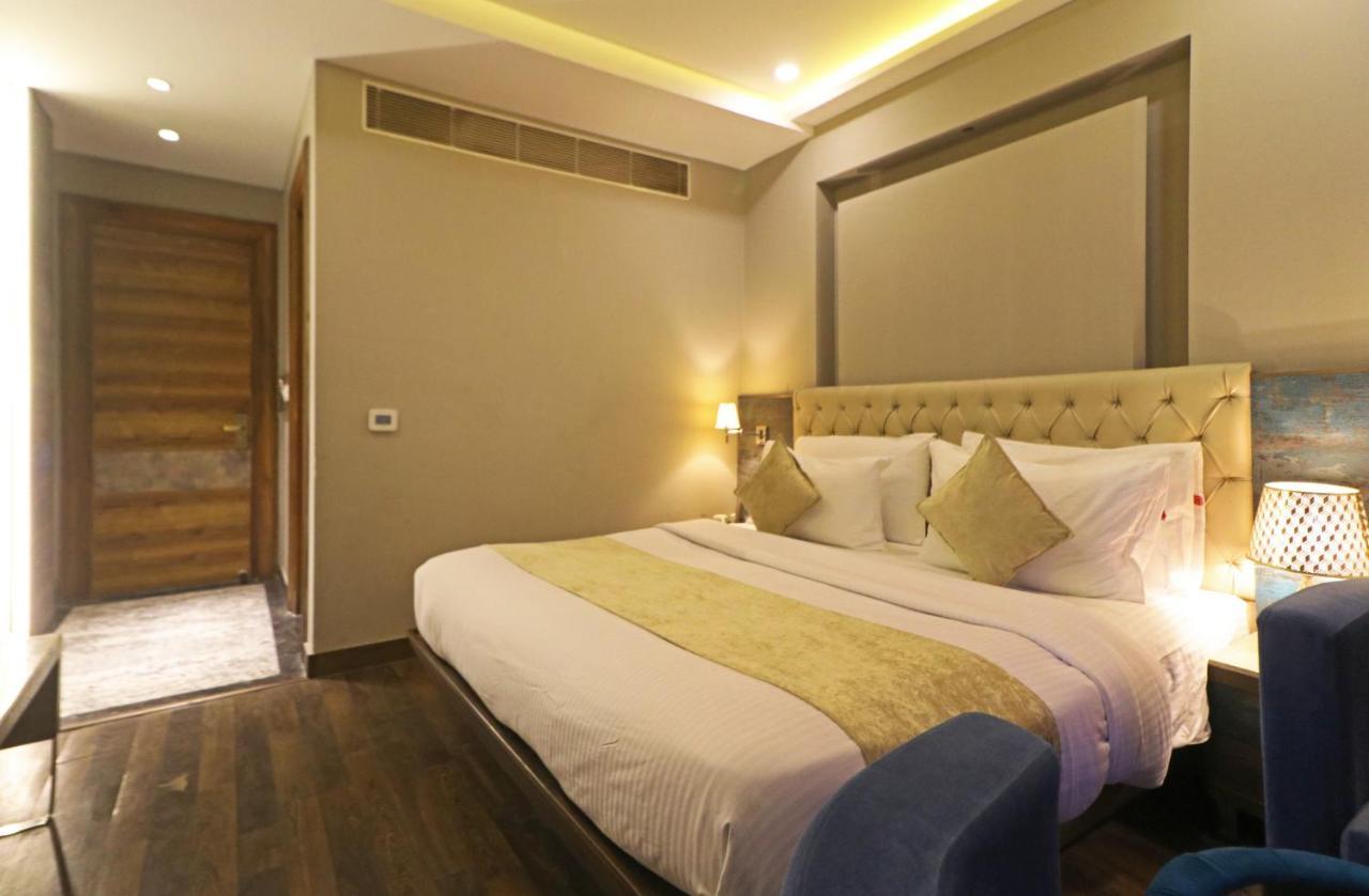 The Ivy Grand Hotel In City Centre With Free Secured Parking Nova Deli Exterior foto